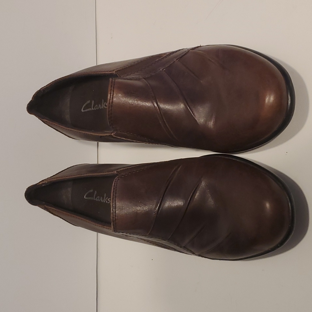 Clarks Brown Leather Closed Toe Block Heel Slip On Loafers Shoes Size 6.5M - Picture 2 of 9